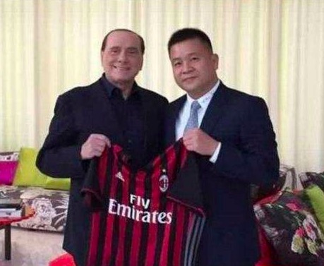 奥运情侣何姿秦凯求婚后同框秀恩爱比爱心。