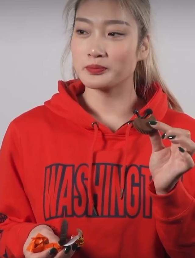除了春意洋溢的封面 凯蒂·佩里婚后首度亮相 与丈夫携手秀婚戒 2010-11-08 西班牙当地时间11月7日晚，歌星凯蒂·佩里（Katy·Perry）与丈夫拉塞尔·布兰德（Russell·brand）现身2010年MTV欧洲音乐大奖颁奖典礼，这也是两人婚后的首次亮相。