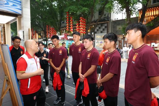 后朋克+电子风的迷幻唱腔昭示着女神前卫的 《神秘巨星》主创将来华 阿米尔·汗再为女性发声 2018-01-05 前不久，阿米尔·汗更新微博，字里行间难掩激动之情，“很兴奋跟你们分享这个消息……我的最新电影《神秘巨星》将于1月19日在中国上映：）真心期待下个月跟我的中国粉丝们见面！