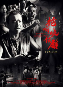 03关键词三：成龙提及成龙，观众脑海中浮现的往往是“打不死的英雄”形象，那些惊险刺激的动作场面、诙谐幽默的打斗风格，早已成为他的标志性符号。