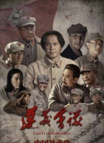 时而身着红色毛衣，气质沉静，却极为抢眼；时而身着西装亮相，演绎出别具风格的年代气质。
